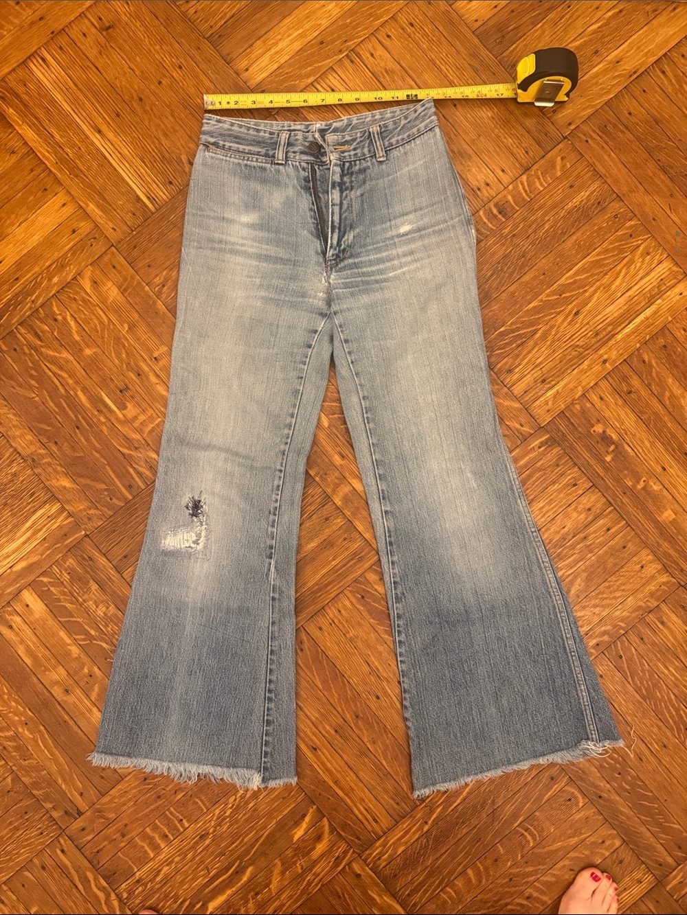 Perfect vintage bootcut jeans with Distressed Hem